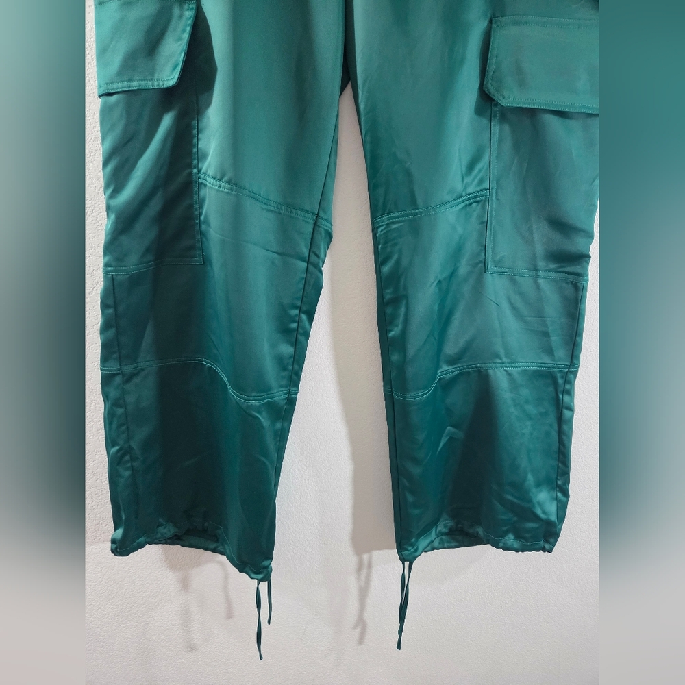 FASHION NOVA Leave It To Me Green Satin Wide Leg Jogger Style Slouch Cargo Pants - Picture 4 of 9
